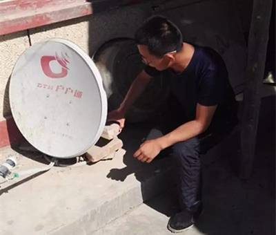 驻村故事 工作队维修“户户通”设备忙