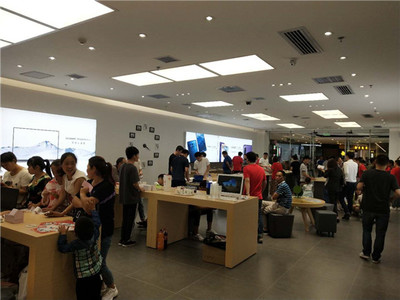 华为门店销售火爆，电子产品体验店转型迎发展新机遇